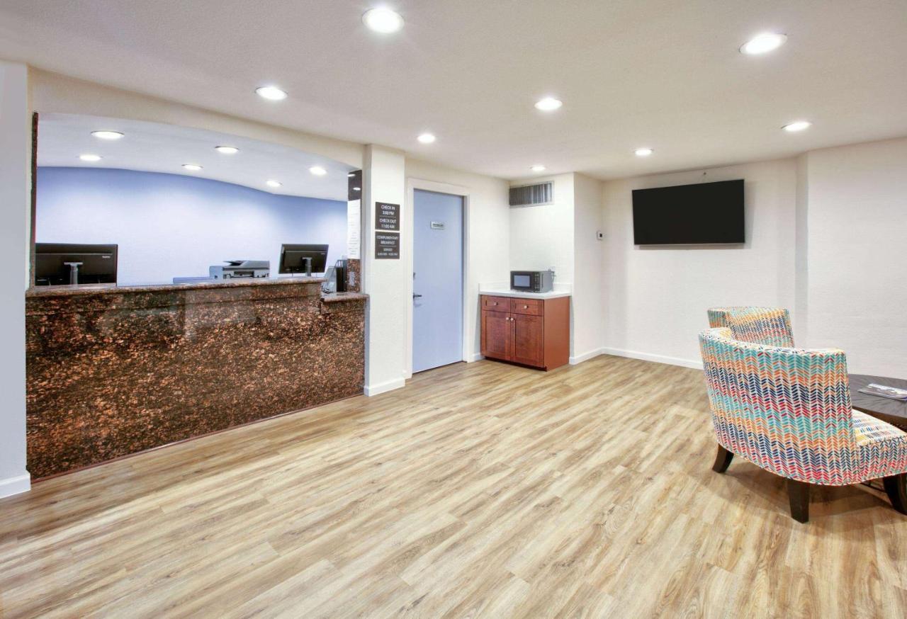 فندق Super 8 By Wyndham Victoria - South - Hwy 59 المظهر الخارجي الصورة
