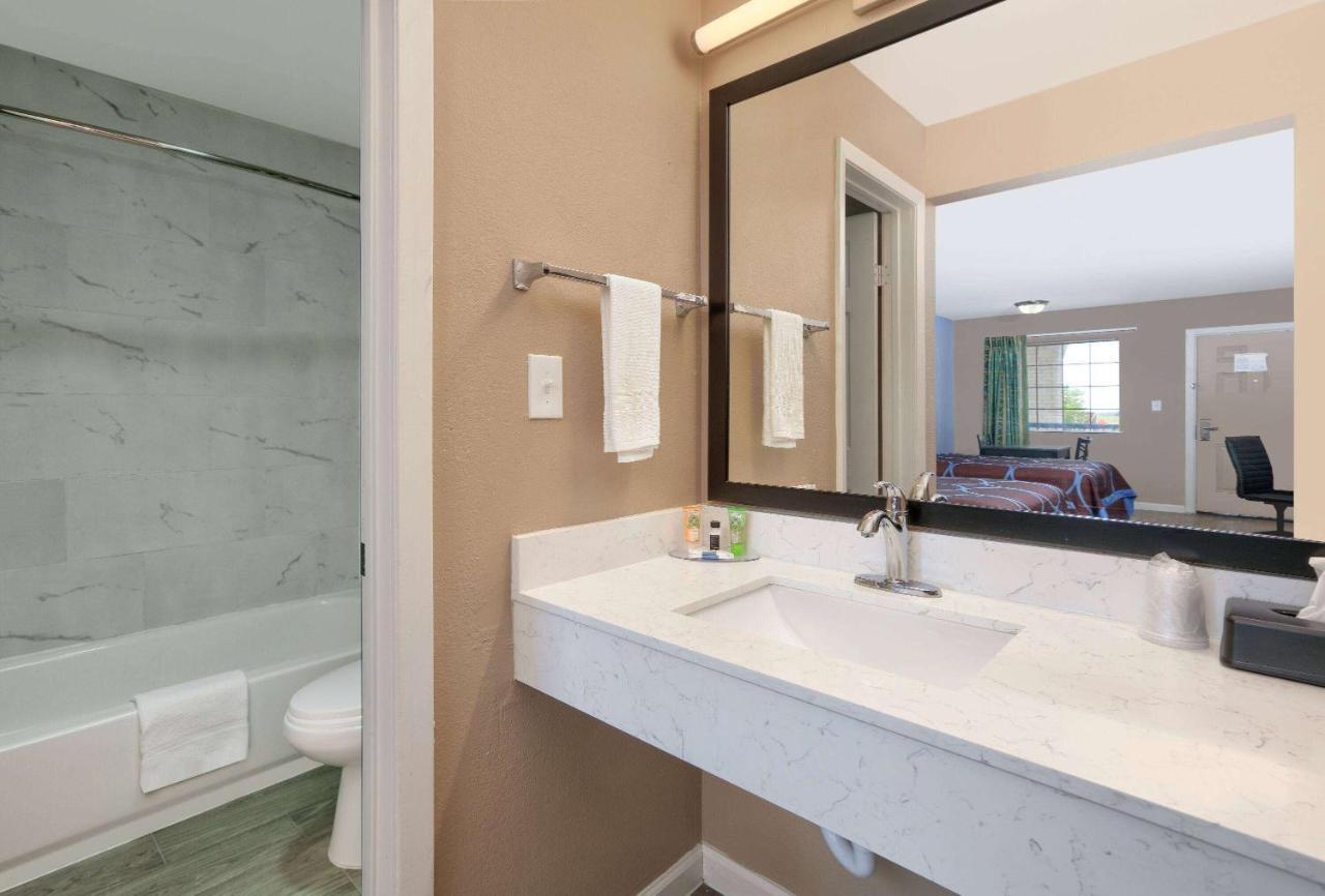 فندق Super 8 By Wyndham Victoria - South - Hwy 59 المظهر الخارجي الصورة
